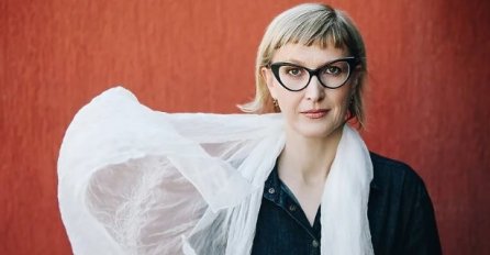 Žbanić se ogrnula majčinim šalom pa poručila: Kad sam sa ženama Srebrenice osjetim njenu ljubav