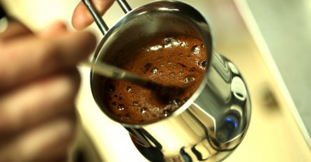 PREPOZNAJTE ZNAKE DA PIJETE PREVIŠE KAFE: Omiljeni napitak može da ugrozi zdravlje, a javlja se čak i zavisnost!