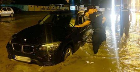 Haos u Beogradu zbog poplava: Policajci spašavali ljude i izvlačili automobile