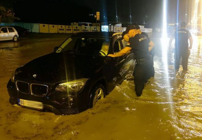 Haos u Beogradu zbog poplava: Policajci spašavali ljude i izvlačili automobile