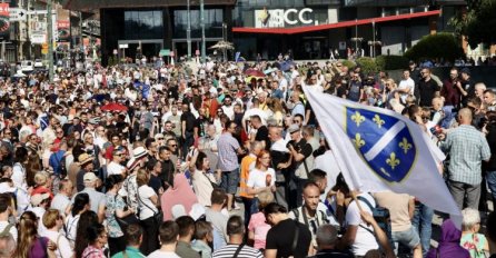 Građani transparentima poslali snažne poruke vlastima: Oprostite što postojimo