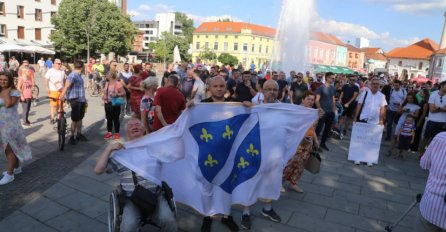 Građani Tuzli na ulicama: Skandiraju "Bakire, lopove", dječak poručio "hoću da mi mlijeko bude 1 KM"