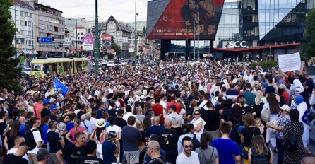 Završeni protesti u Sarajevu, građani masovno izašli iskazati nezadovoljstvo krizom