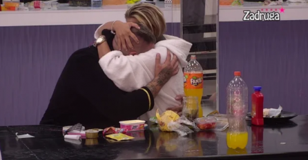 ODUŠEVLJENI! NJIHOVOJ SREĆI NEMA KRAJA: Pljušte poljupci za crnim stolom(VIDEO)