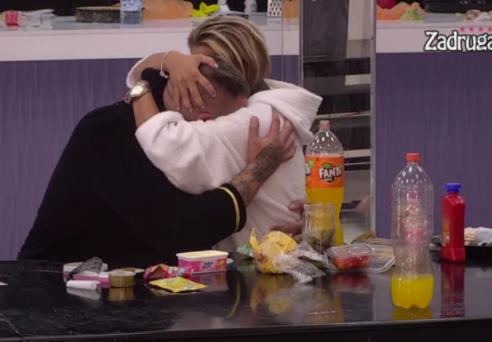 ODUŠEVLJENI! NJIHOVOJ SREĆI NEMA KRAJA: Pljušte poljupci za crnim stolom(VIDEO)