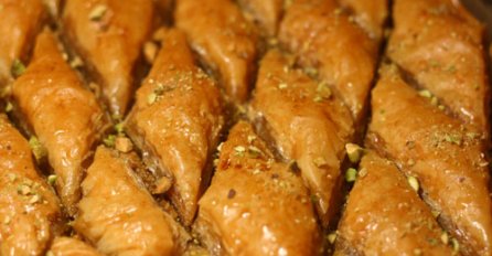 OTKRIVEN TAJNI SASTOJAK POSLASTIČARA: Ovo stavljaju u GRČKU BAKLAVU i ona bude za prste polizati (ZAPIŠITE RECEPT OBAVEZNO)