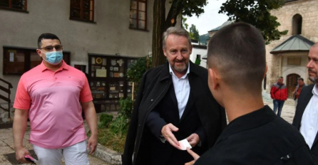 Bakir Izetbegović dijelio bajramluk ispred Begove džamije u Sarajevu