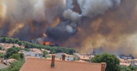 Buknuo veliki požar: Izgorjelo više kuća u Puli, dio grada bez struje