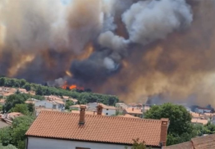 Buknuo veliki požar: Izgorjelo više kuća u Puli, dio grada bez struje