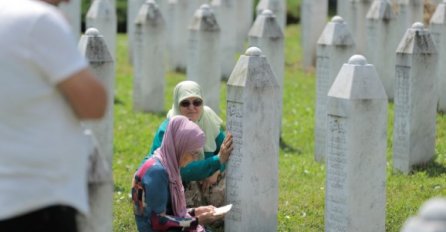 Porodice obilaze mezare u Potočarima: Dolazim dok sam živa jer im nema ko drugi doći