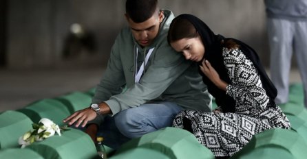 Porodice obilaze tabute u Memorijalnom centru