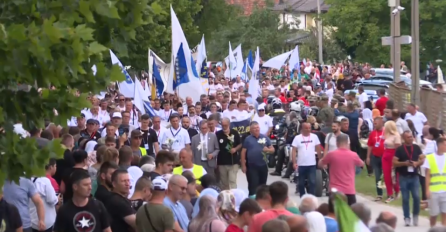 Učesnici Marša mira stigli u Potočare: Mukla tišina i molitve za žrtve (VIDEO)