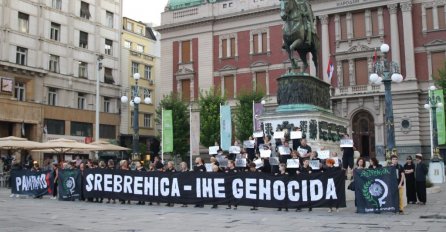 Performans Žena u crnom: Razvijen transparent „Srebrenica – ime genocida“