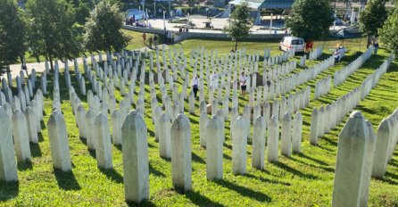 Potočari: Porodice ubijenih pristižu na mezarje uoči kolektivne dženaze