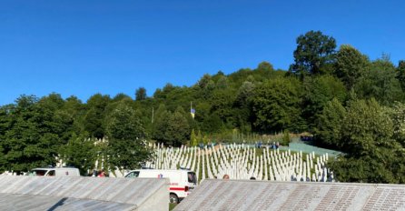 Građani pristižu u Potočare, porodice se u suzama opraštaju od najmilijih