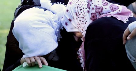 Umjesto lica i ruku svojih najbližih, miluju bijele nišane i tabute (FOTO)