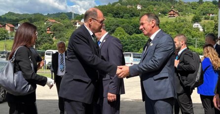 Schmidt: Ako Međunarodna zajednica razmišlja kako pomoći BiH, danas treba biti u Srebrenici