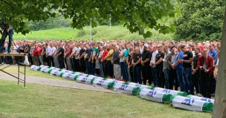 U Potočarima je počela dženaza za 50 žrtava genocida u Srebrenici.