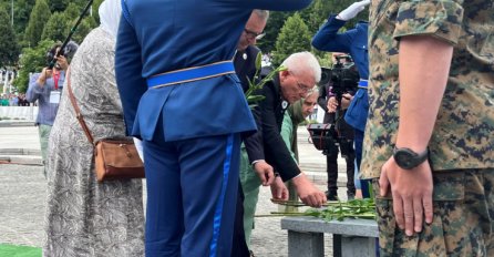 Brojne domaće i strane delegacije položile cvijeće za žrtve genocida u Srebrenici: Nikad ih ne prepustiti zaboravu