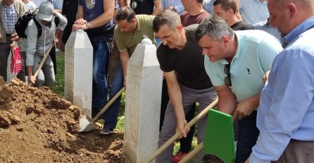 Mezar Salima Mustafića u Potočarima natopljen očinskim suzama