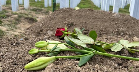 Potočari: Na mezarima u dolini bijelih nišana ostale ruže