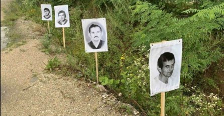 Uklonjene fotografije pripadnika Vojske RS-a iz dvorišta kuća na putu ka Potočarima