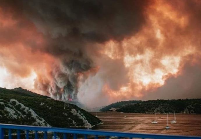 Požar u Zatonu gasi 150 vatrogasaca, stiže i vojska: 'Stanje je teško, pred nama je duga noć' 