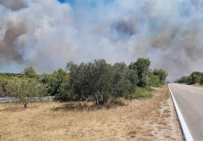 Novi požar u Hrvatskoj: Veći broj vatrogasaca došao na šibensko područje