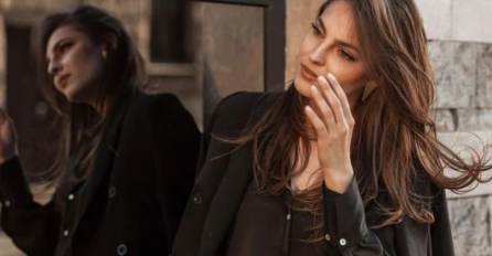 Džejla Ramović fanove počastila novom fotografijom: Na sebi kao da ima samo buket cvijeća 