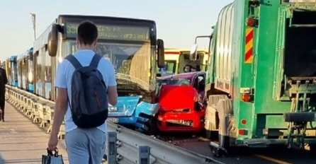 Teška nesreća u Zagrebu, automobil zgnječen između kamiona i autobusa