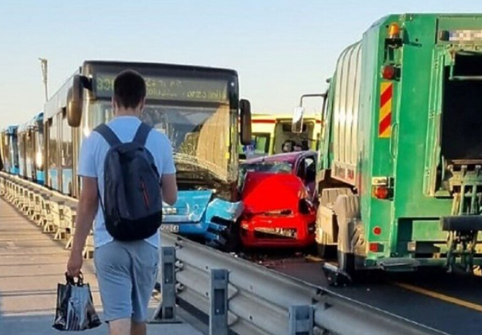 Teška nesreća u Zagrebu, automobil zgnječen između kamiona i autobusa