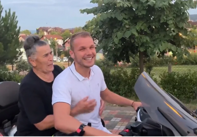 Draško Stanivuković s bakom na motociklu otišao na koncert Amadeus Benda