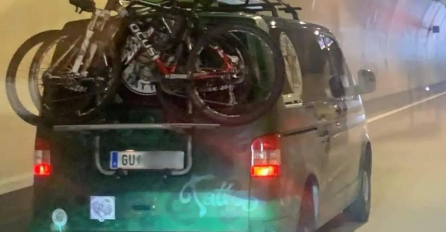 ŠOKIRAO VOZAČE NA AUTOPUTU: Vidite li šta ovaj čovjek drži na krovu kombija? HIT NA DRUŠTVENIM MREŽAMA