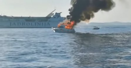 U moru kod Splita zapalio se brod, četiri osobe spašene (VIDEO)