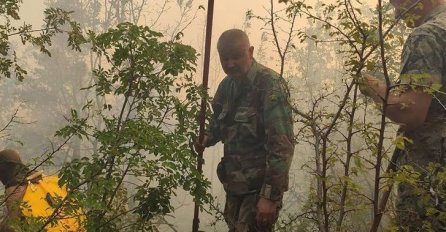 Drugi čovjek Oružanih snaga BiH general Ivica Jerkić sa svojim vojnicima gasi požar u Čitluku 
