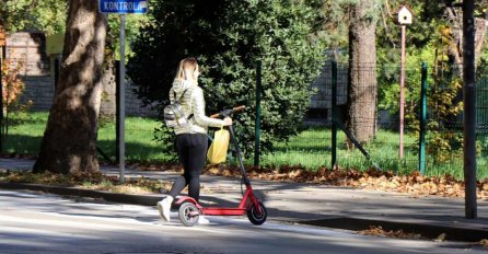 Dok je radnik skupljao smeće, udario ga romobil: Bore mu se za život