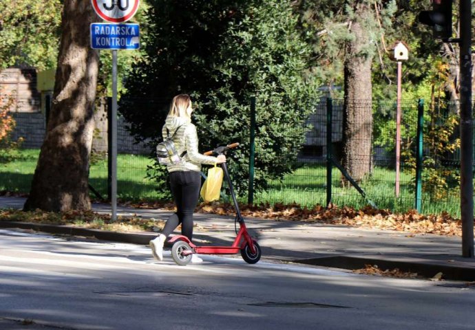 Dok je radnik skupljao smeće, udario ga romobil: Bore mu se za život