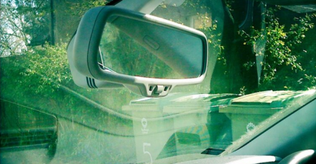 Mnogi vozači ne znaju: Čemu služi ručica na unutrašnjem retrovizoru?