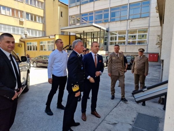 sead-turcalo-admiral-bauer-nato-19jul22-fpn03
