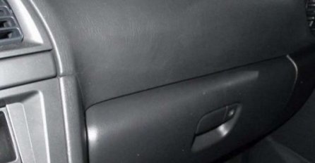 Čak i najiskusniji šoferi nemaju pojma - EVO ZA ŠTA SLUŽI OVA PREGRADA U AUTU: Nije za odlaganje dokumenata, TRIK KOJI ĆE VAS SPASITI