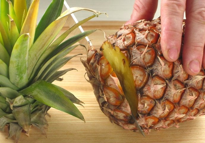 ZNATE LI  ZAŠTO VAS BOLI JEZIK KAD JEDETE SVJEŽ ANANAS? Razlog je nevjerovatan!