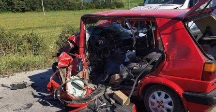 Stravična saobraćajna nesreća u Cazinu. Vozač ostao zarobljen, vatrogasci sjekli vozilo 