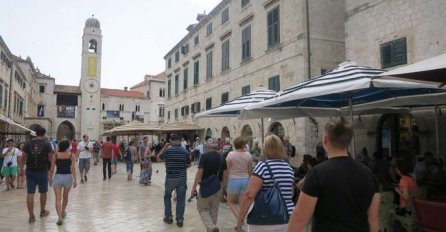 Nema više 'paradiranja' u bikiniju kroz centar Dubrovnika. Dvije osobe kažnjene, evo koliko 