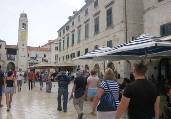 Nema više 'paradiranja' u bikiniju kroz centar Dubrovnika. Dvije osobe kažnjene, evo koliko 