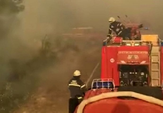 Vatra okružila vatrogasce u Sloveniji, spasio ih kanader, sve je snimljeno