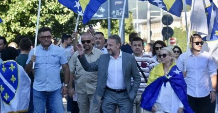 Protesti ispred OHR-a: Građanima se pridružili Izetbegović, Komšić, Nikšić...