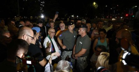 DOK TRAJU PREGOVORI GRAĐANA I POLICIJE Dervo Sejdić: Donesite hranu i piće, ne idite!