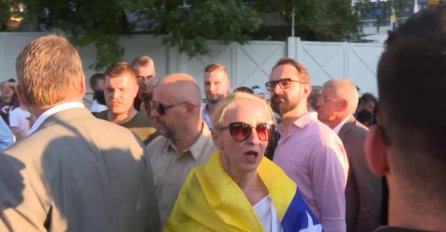 Izetbegovića od pitanja građanke branila supruga: “Pojma vi nemate!” (VIDEO)