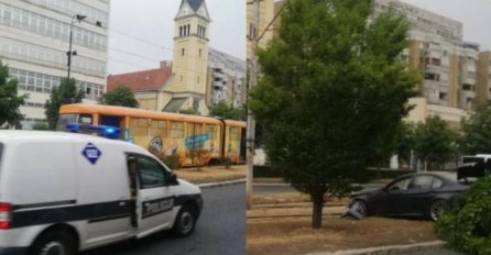 Udes na Malti: Automobil oborio stablo i završio na šinama