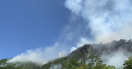 Požar u kanjonu Neretve kod Konjica i dalje aktivan
